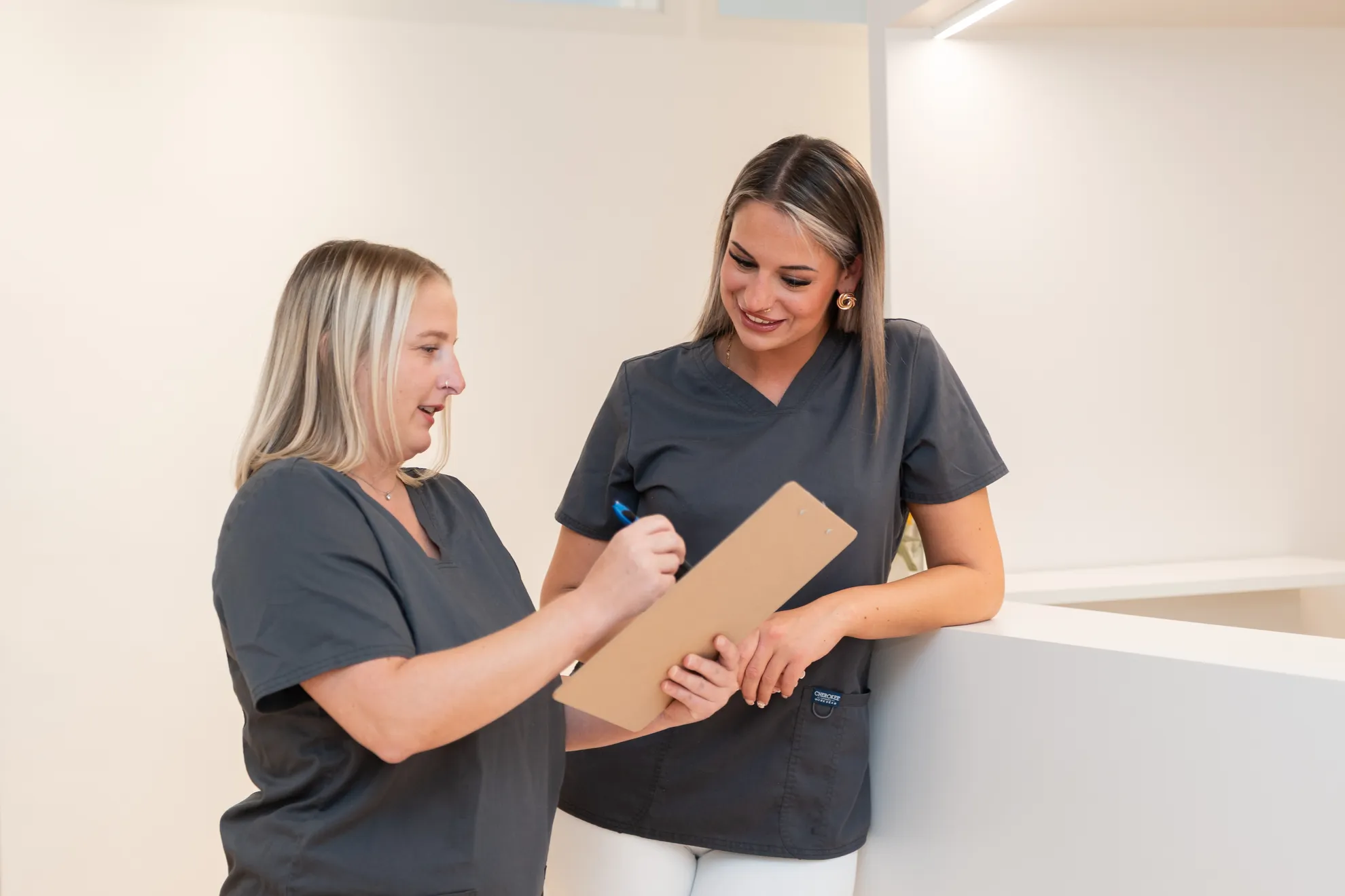 Kollegin zeigt anderer Kollegin ein Dokument