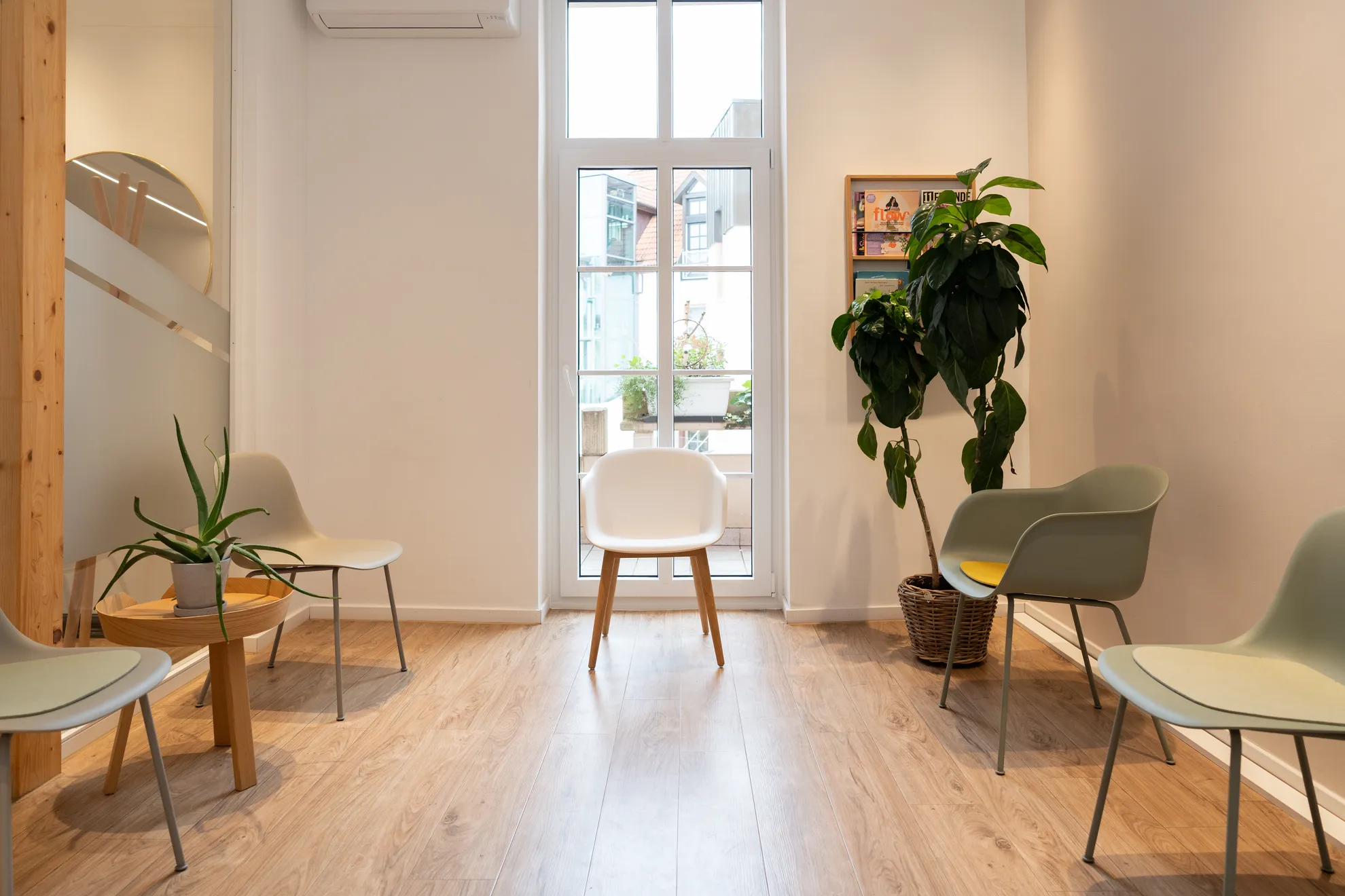 Wartebereich mit großem Fenster und Zimmerpflanze